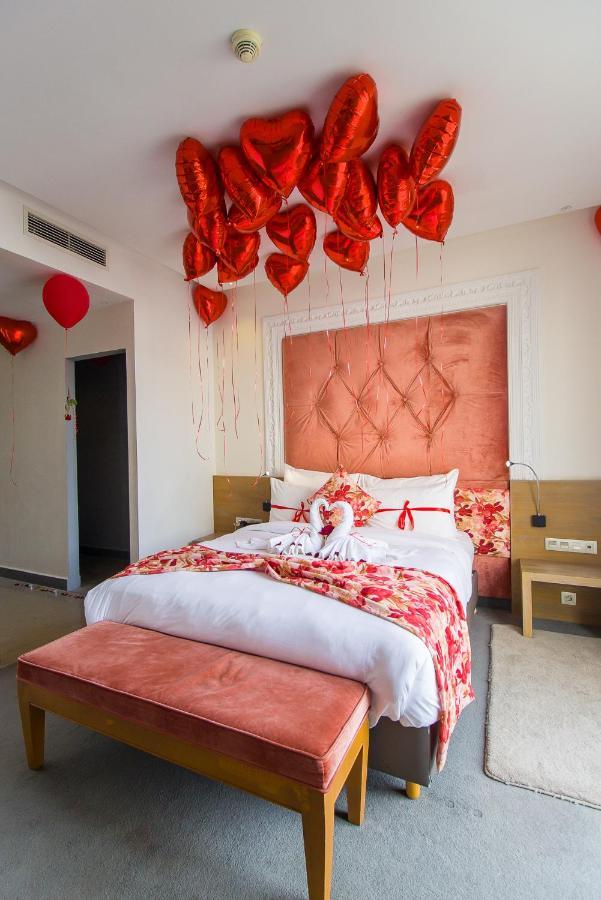 Mandarin Palace Hotel & Spa Танжер Екстер'єр фото A bedroom decorated for Valentine's Day