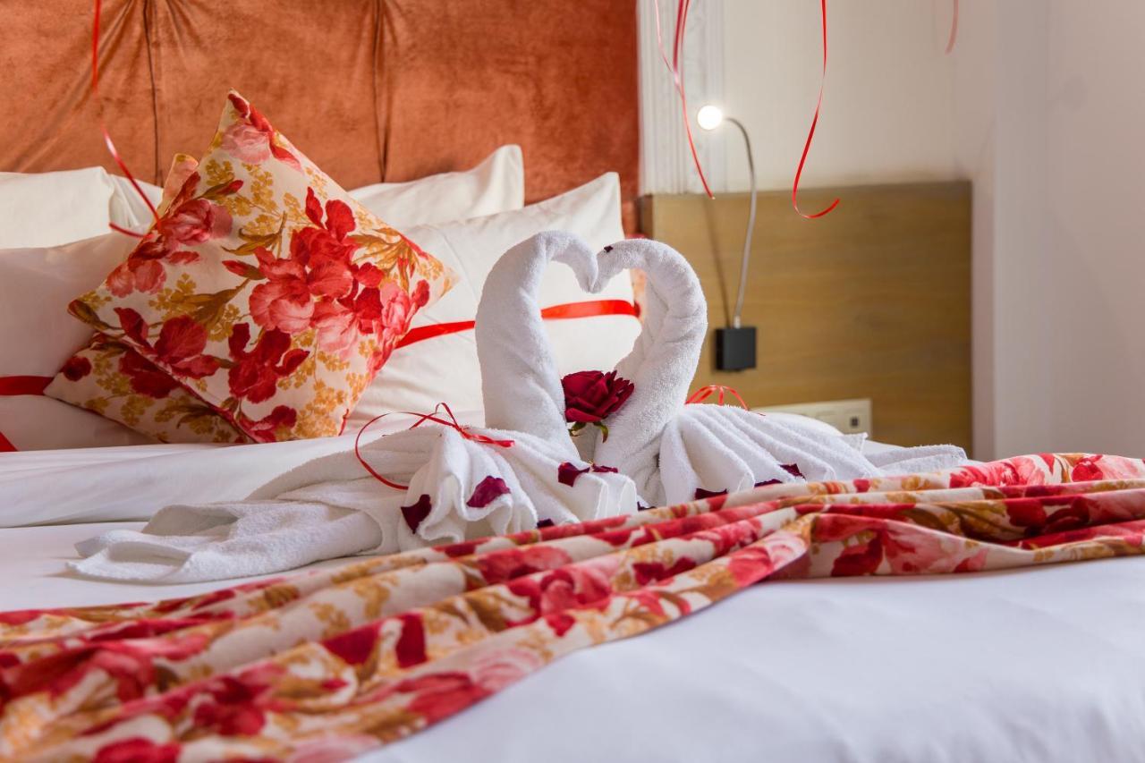 Mandarin Palace Hotel & Spa Танжер Екстер'єр фото A bed with a heart-shaped towel